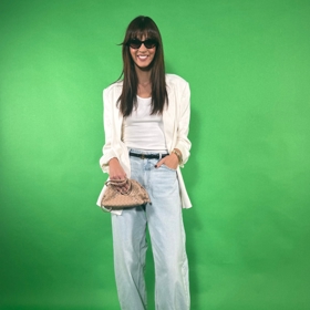 Bílé sako si skvěle rozumí s denimem. Jak stylistka Nikola Marková upozorňuje, nezapomínejte na to, že mít stejnou barvu kabelky a bot už se dávno nenosí.