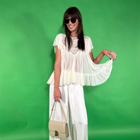 Pro romantické duše vytvořila stylistka Nikola Marková krásný monochromatický outfit s halenkou v krémové barvě spolu se saténovými kalhotami. 