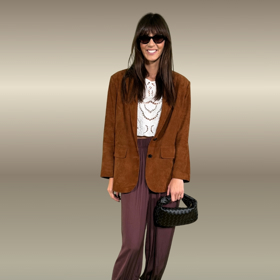 A hnědá barva je základem dalšího outfitu s balonovými kalhotami. Takto můžete vyrazit i na podzim, broušené sako je trend z jara, který ovšem nevychází z módy.