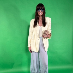 Přelom léta a podzimu můžete vítat v průsvitně modrých boho kalhotách v kombinaci s trendy máslově žlutou. "Doplňky volte v hnědých odstínech," radí stylistka.