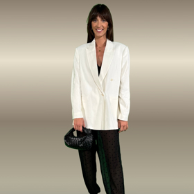 Balonové kalhoty ze šifonu v kombinaci se sakem budou skvělým outfitem na večerní akci. Nezapomeňte na podpatky a bílé sako jde vyměnit i za černé. 