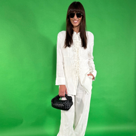 Skvělou variantou jsou i komplety, jak radí stylistka Nikola Marková. Tento světlý s proužky se dá krásně nosit, i když na obloze vysloveně nesvítí sluníčko.