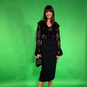 Na večer můžete obléknout černou průsvitnou halenku, která bude skvěle vypadat k pouzdrové sukni...