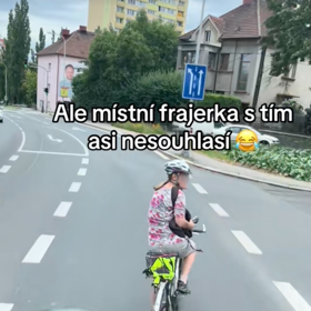 Cyklistka řidiče neustále brzdila.