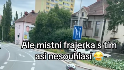 FOTO: Cyklistka řidiče neustále brzdila.