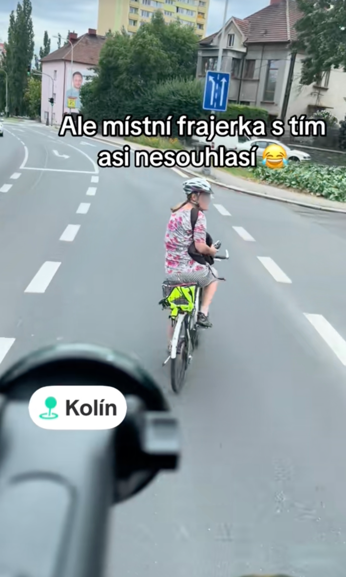 Cyklistka řidiče neustále brzdila.