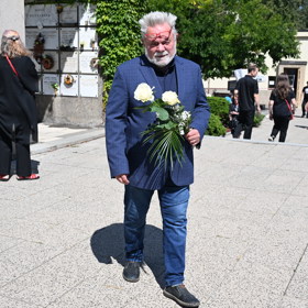 Václav Upír Krejčí donesl květinu. 