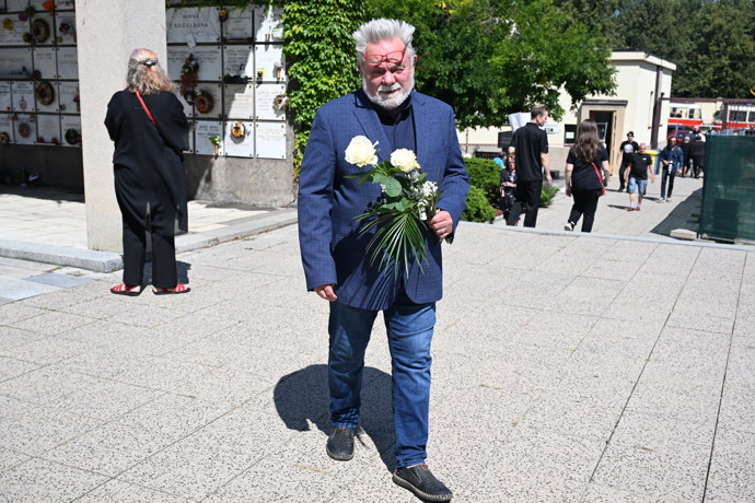 Václav Upír Krejčí donesl květinu. 