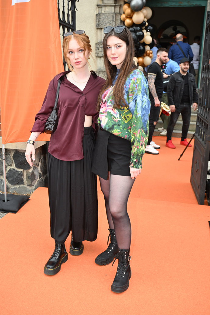 Dorazila i herečka Sára Korbelová.