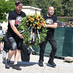 Obrovské věnce pro Jiřího Krampola. 