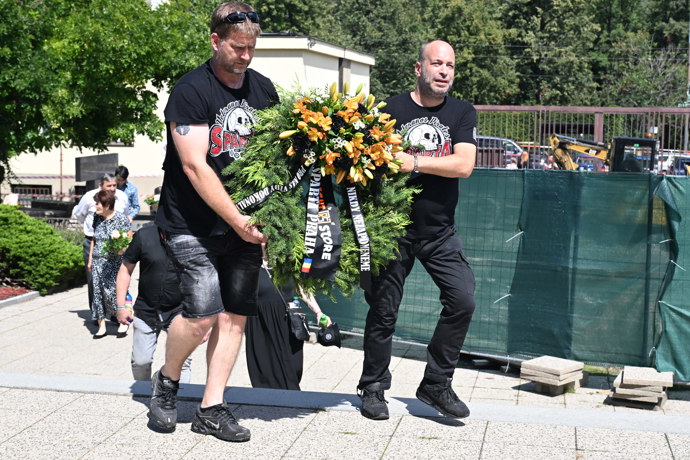 Obrovské věnce pro Jiřího Krampola. 
