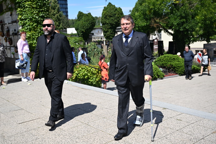 Jiří Paroubek dorazil i navzdory zranění. 