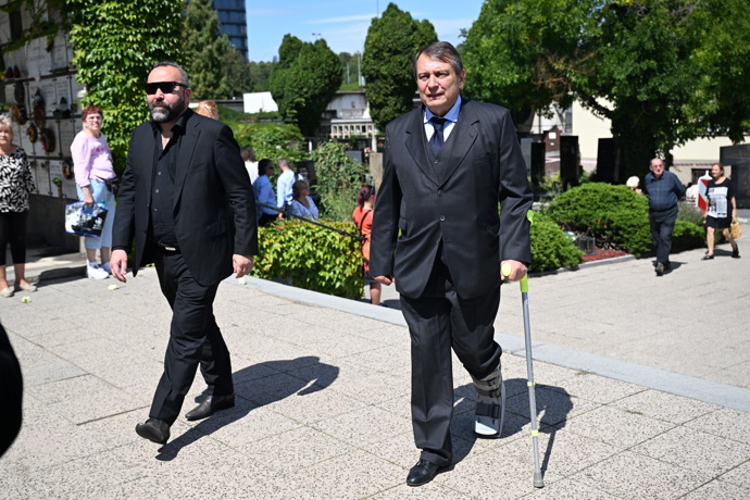 Jiří Paroubek na pohřbu Jiřího Krampola.