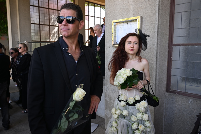 Eva Toulová na pohřbu Jiřího Krampola.