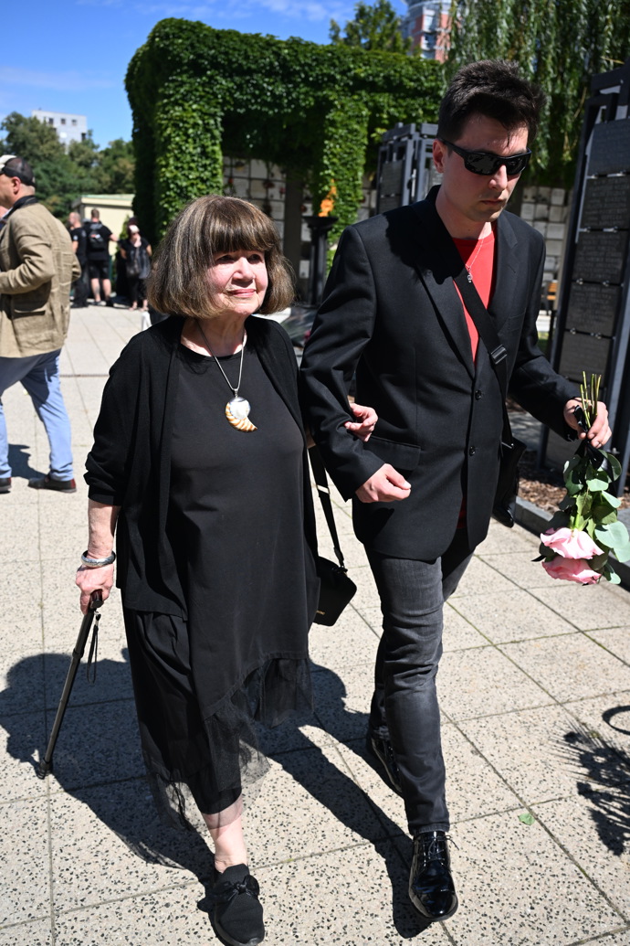 Uršula Kluková na pohřbu Jiřího Krampola.