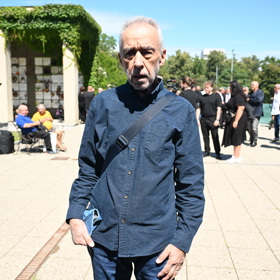 Pavel Rímský před krematoriem. 