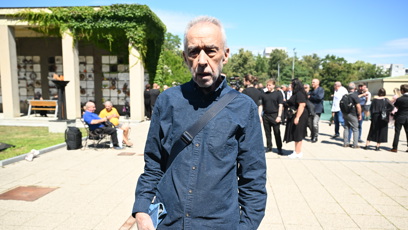 FOTO: Pavel Rímský před krematoriem.