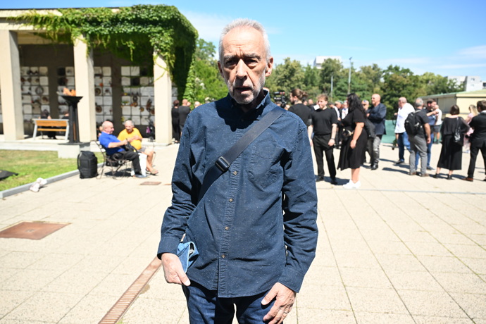 Pavel Rímský před krematoriem. 