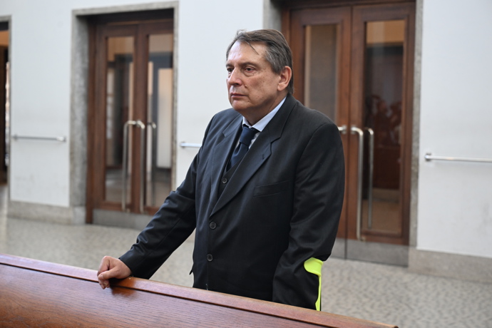 Jiří Paroubek na posledním rozloučení s Jiřím Krampolem.