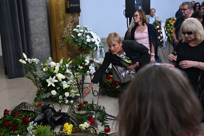 Marie Retková přišla položit květiny.