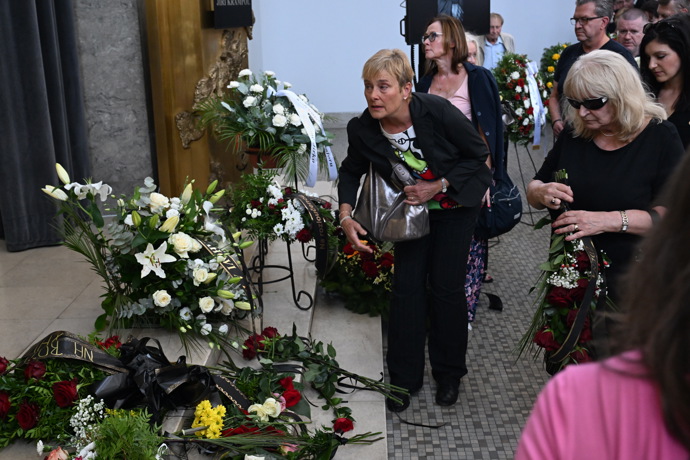Marie Retková na posledním rozloučení s Jiřím Krampolem.