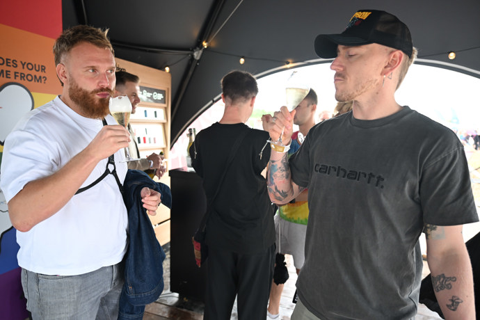 Ploom lounge na Prague Pride byl plný lidí.