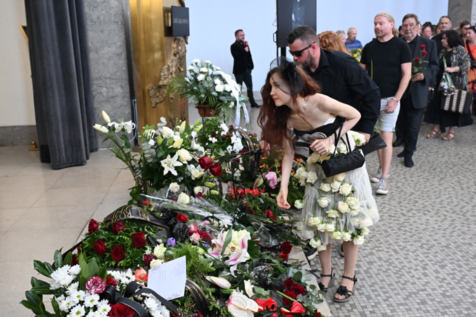 Eva Toulová přišla položit květiny.
