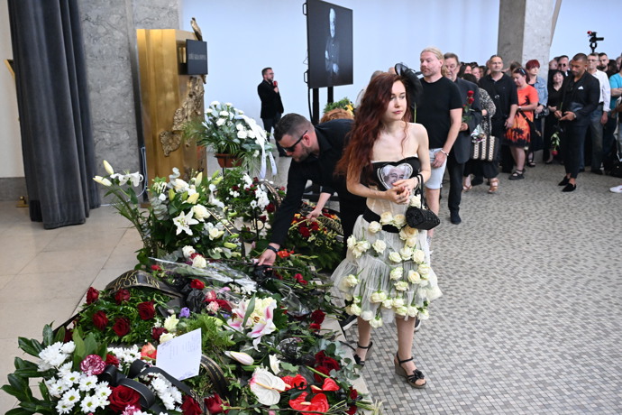 Eva Toulová na pohřbu Jiřího Krampola.