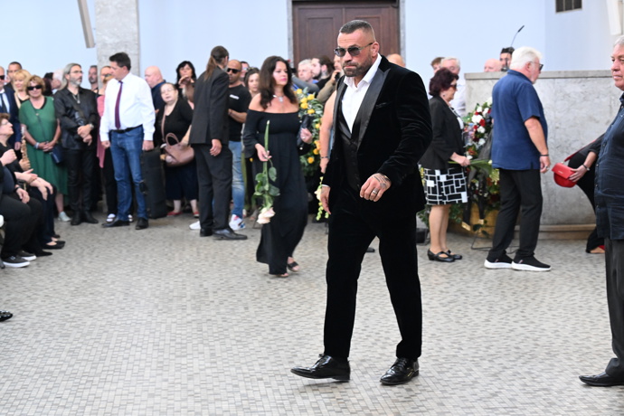 Karlos Vémola na pohřbu Jiřího Krampola.