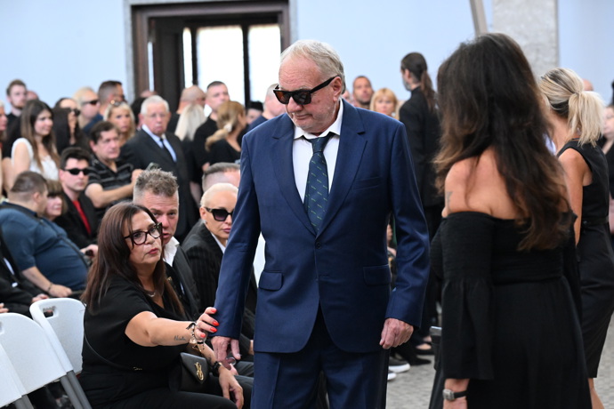 Luděk Sobota na pohřbu Jiřího Krampola.