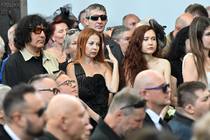 Eva Toulová na pohřbu Jiřího Krampola.