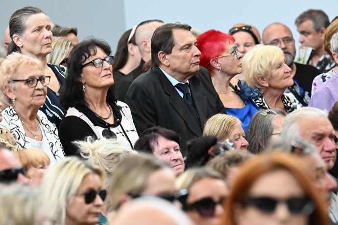 Jiří Paroubek na pohřbu Jiřího Krampola.