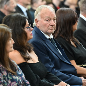 Luděk Sobota na pohřbu Jiřího Krampola.