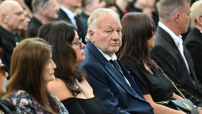 FOTO: Luděk Sobota na pohřbu Jiřího Krampola.