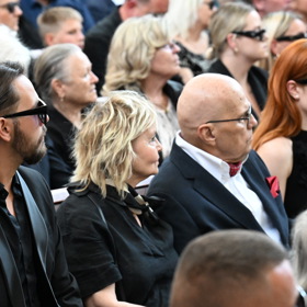 Jan Přeučil s manželkou Evou na pohřbu Jiřího Krampola.