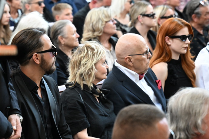 Jan Přeučil s manželkou Evou na pohřbu Jiřího Krampola.