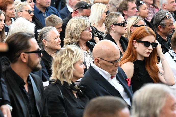 Jan Přeučil s manželkou Evou na pohřbu Jiřího Krampola.