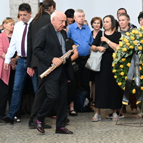 U rakve se následně objevil velký kamarád Jirky, saxofonista Felix Slováček.