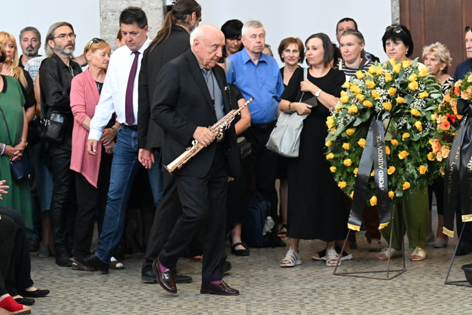 U rakve se následně objevil velký kamarád Jirky, saxofonista Felix Slováček.