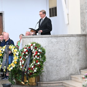 Aleš Cibulka na pohřbu Jiřího Krampola.