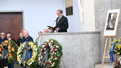 FOTO: Aleš Cibulka na pohřbu Jiřího Krampola.