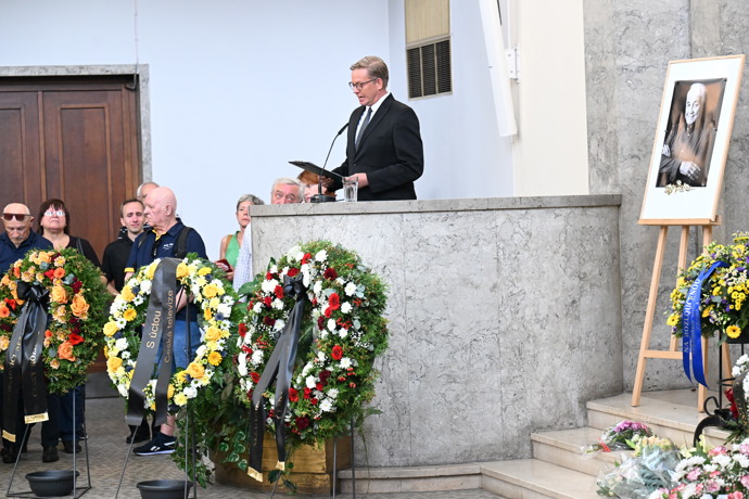 Aleš Cibulka na pohřbu Jiřího Krampola.