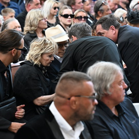 Jan Přeučil byl vyveden ven, zřejmě se mu udělalo špatně.