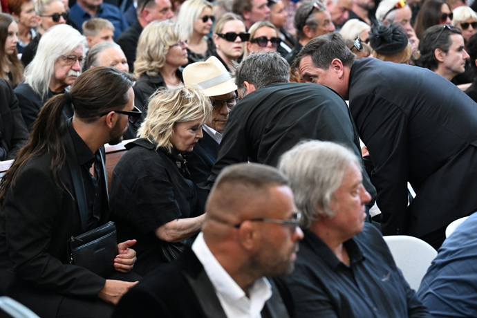 Jan Přeučil byl vyveden ven, zřejmě se mu udělalo špatně.