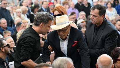 FOTO: Herce Jana Přeučila vyvedli ven, bylo mu špatně.