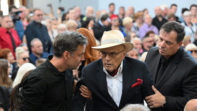 FOTO: Herec Jan Přeučil byl vyveden ze sálu.