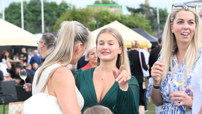 FOTO: Sarah Horáková ukázala hluboký výstřih.