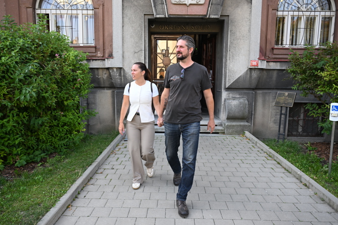 Nosková s partnerem Janem Kolmanem odešli od soudu spolu.