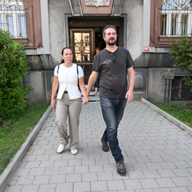 Jan Kolman s Míšou Noskovou u soudu. 