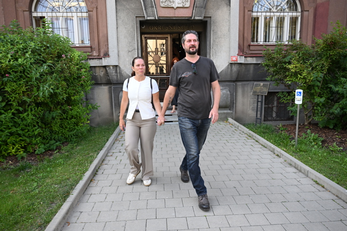 Jan Kolman svou milou doprovodil k soudu.